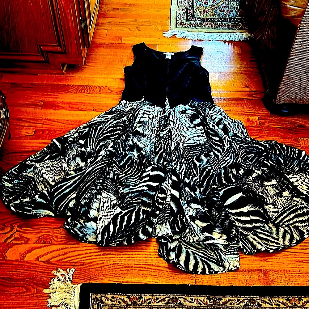 Vasna bubble maxi dress.S:L.Jewel neck stretchy solid black top.GentlyWorn. Wash
